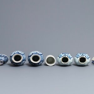 Twee paar blauwwitte Delftse dekselvazen en een apothekerspot, 18e eeuw — foto 5