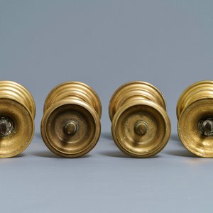 Twee paar bronzen kandelaars, Vlaanderen of Nederland, 17e eeuw — foto 5