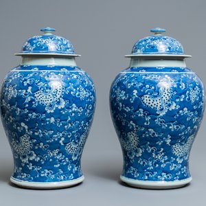 Twee paar Chinese blauw-witte dekselvazen, 19/20e eeuw — foto 11