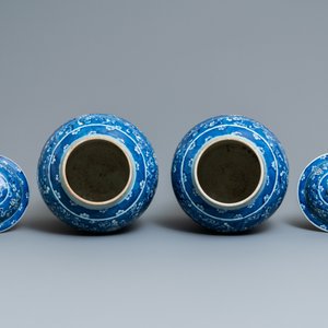 Twee paar Chinese blauw-witte dekselvazen, 19/20e eeuw — foto 12