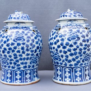 Twee paar Chinese blauw-witte dekselvazen, 19/20e eeuw — foto 27