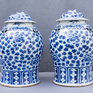 Twee paar Chinese blauw-witte dekselvazen, 19/20e eeuw — foto 28