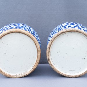 Twee paar Chinese blauw-witte dekselvazen, 19/20e eeuw — foto 29