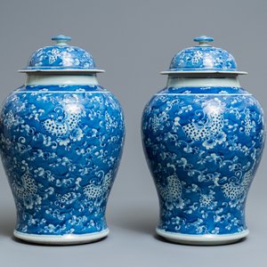 Twee paar Chinese blauw-witte dekselvazen, 19/20e eeuw — foto 10