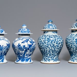 Twee paar Chinese blauw-witte dekselvazen, Kangxi en Chenghua merken, 19e eeuw — foto 1