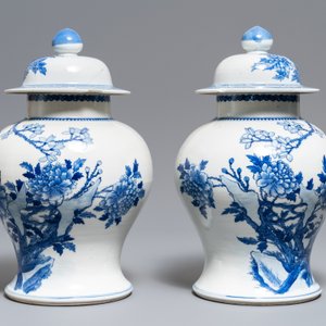 Twee paar Chinese blauw-witte dekselvazen, Kangxi en Chenghua merken, 19e eeuw — foto 3