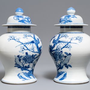 Twee paar Chinese blauw-witte dekselvazen, Kangxi en Chenghua merken, 19e eeuw — foto 5