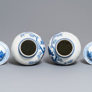 Twee paar Chinese blauw-witte dekselvazen, Kangxi en Chenghua merken, 19e eeuw — foto 6