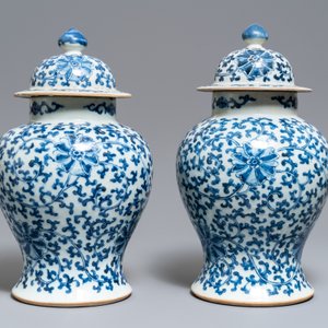 Twee paar Chinese blauw-witte dekselvazen, Kangxi en Chenghua merken, 19e eeuw — foto 8
