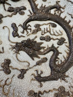 Twee paar Chinese blauw-witte Nanking craquelé vazen met draken en een schotel, Chenghua merk, 19e eeuw — foto 15
