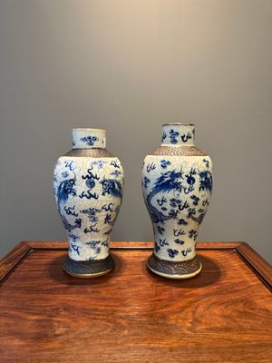 Twee paar Chinese blauw-witte Nanking craquelé vazen met draken en een schotel, Chenghua merk, 19e eeuw — foto 7