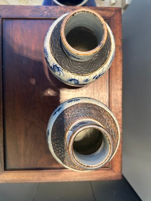 Twee paar Chinese blauw-witte Nanking craquelé vazen met draken en een schotel, Chenghua merk, 19e eeuw — foto 9