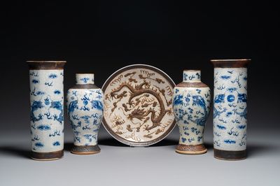 Twee paar Chinese blauw-witte Nanking craquelé vazen met draken en een schotel, Chenghua merk, 19e eeuw