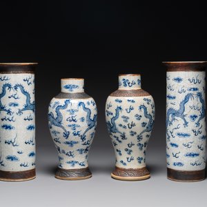 Twee paar Chinese blauw-witte Nanking craquelé vazen met draken en een schotel, Chenghua merk, 19e eeuw — foto 2