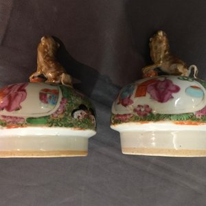 Twee paar Chinese Canton famille rose dekselvazen, 19e eeuw — foto 11