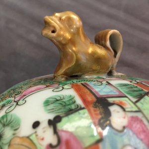 Twee paar Chinese Canton famille rose dekselvazen, 19e eeuw — foto 17