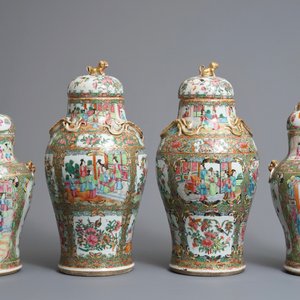 Twee paar Chinese Canton famille rose dekselvazen, 19e eeuw — foto 3