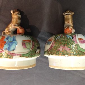Twee paar Chinese Canton famille rose dekselvazen, 19e eeuw — foto 9
