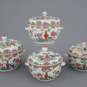 Twee paar Chinese famille rose dekselterrines, Qianlong, 18e eeuw — foto 1
