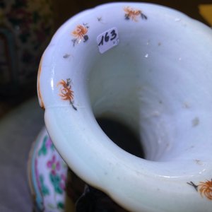 Twee paar Chinese famille rose vazen en een jardinière, 19e eeuw — foto 16