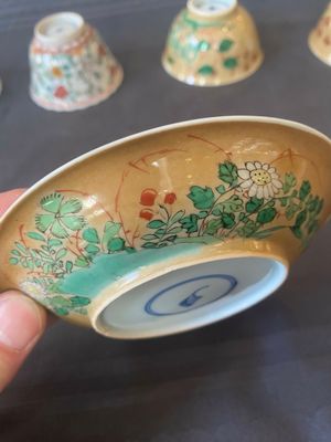Twee paar Chinese famille verte koppen en schotels, Kangxi — foto 14