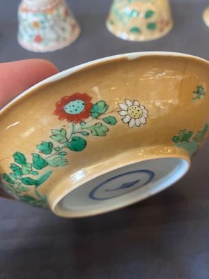 Twee paar Chinese famille verte koppen en schotels, Kangxi — foto 15