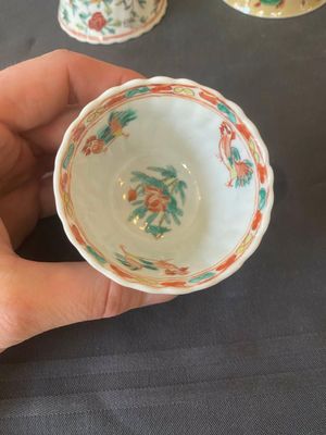 Twee paar Chinese famille verte koppen en schotels, Kangxi — foto 17