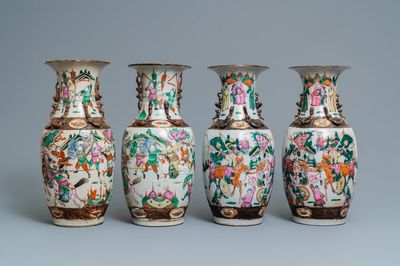 Twee paar Chinese Nanking famille rose craquelé vazen, 19e eeuw