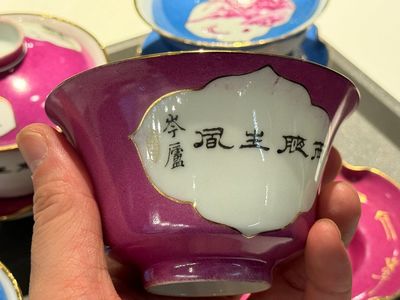 Twee paar Chinese qianjiang cai dekselkommen op onderschotel, gesigneerd Lin Lu 岺盧, 19/20e eeuw — foto 20