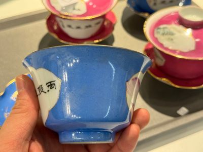 Twee paar Chinese qianjiang cai dekselkommen op onderschotel, gesigneerd Lin Lu 岺盧, 19/20e eeuw — foto 5