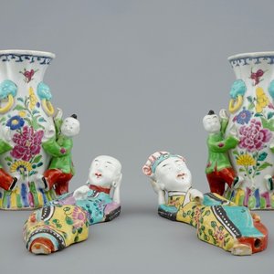 Twee paar figuratieve Chinese famille rose muurvaasjes, Qianlong, 18e eeuw — foto 1
