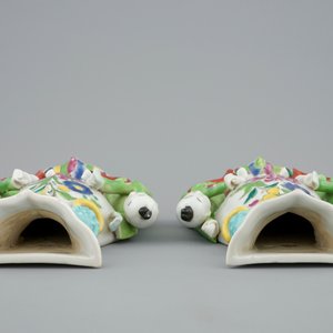Twee paar figuratieve Chinese famille rose muurvaasjes, Qianlong, 18e eeuw — foto 12