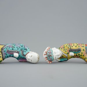 Twee paar figuratieve Chinese famille rose muurvaasjes, Qianlong, 18e eeuw — foto 7