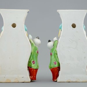 Twee paar figuratieve Chinese famille rose muurvaasjes, Qianlong, 18e eeuw — foto 10