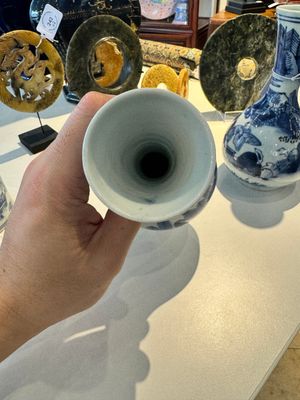 Twee paar Japanse blauw-witte vazen met figuren in een landschap, Edo, 17e eeuw — foto 11