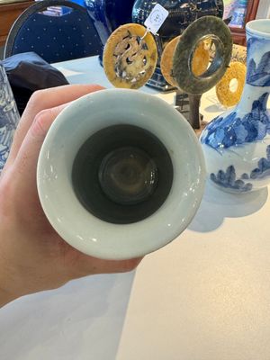 Twee paar Japanse blauw-witte vazen met figuren in een landschap, Edo, 17e eeuw — foto 17