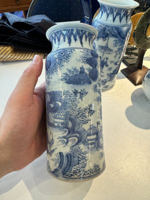 Twee paar Japanse blauw-witte vazen met figuren in een landschap, Edo, 17e eeuw — foto 19