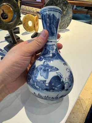 Twee paar Japanse blauw-witte vazen met figuren in een landschap, Edo, 17e eeuw — foto 2