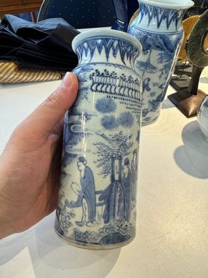 Twee paar Japanse blauw-witte vazen met figuren in een landschap, Edo, 17e eeuw — foto 21
