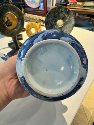 Twee paar Japanse blauw-witte vazen met figuren in een landschap, Edo, 17e eeuw — foto 5
