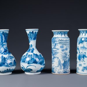 Twee paar Japanse blauw-witte vazen met figuren in een landschap, Edo, 17e eeuw — foto 4
