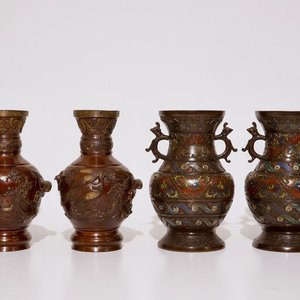 Twee paar Japanse bronzen en champlevé emaille vazen, Meiji, 19e eeuw — foto 1