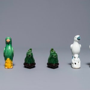 Twee paar papegaaien en een paar waterdruppelaars in verte biscuit en blanc de Chine, Kangxi en later — foto 3