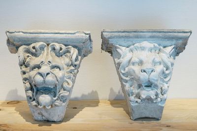 Twee plaasteren consoles met leeuwenkoppen, 19/20e eeuw, Brugge