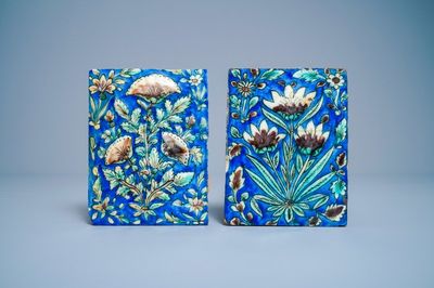 Twee polychrome aardewerk tegels met floraal reliëfdecor, Qajar, Iran, 19e eeuw