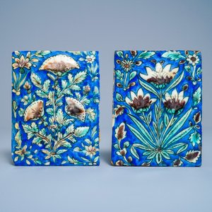Twee polychrome aardewerk tegels met floraal reliëfdecor, Qajar, Iran, 19e eeuw — foto 1