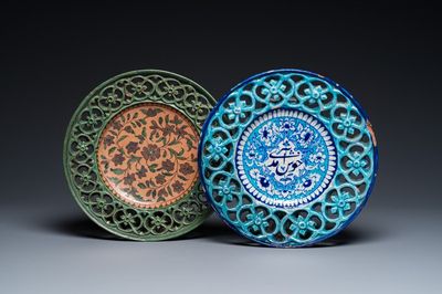 Twee polychrome aardewerken schotels met opengewerkte rand, Multan, Pakistan, 19/20e eeuw