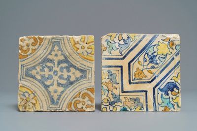 Twee polychrome Antwerpse majolica tegels, 2e helft 16e eeuw