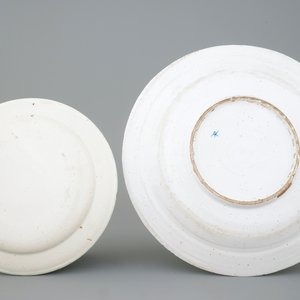 Twee polychrome Delftse borden, 18/19e eeuw — foto 2