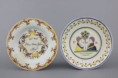 Twee polychrome Delftse borden waarvan één met dubbel koninklijk portret, 18e eeuw